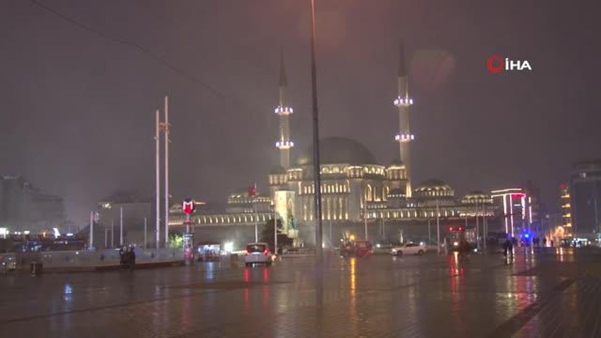 Kar yağışı Taksim Meydanı'nda tipiye dönüştü