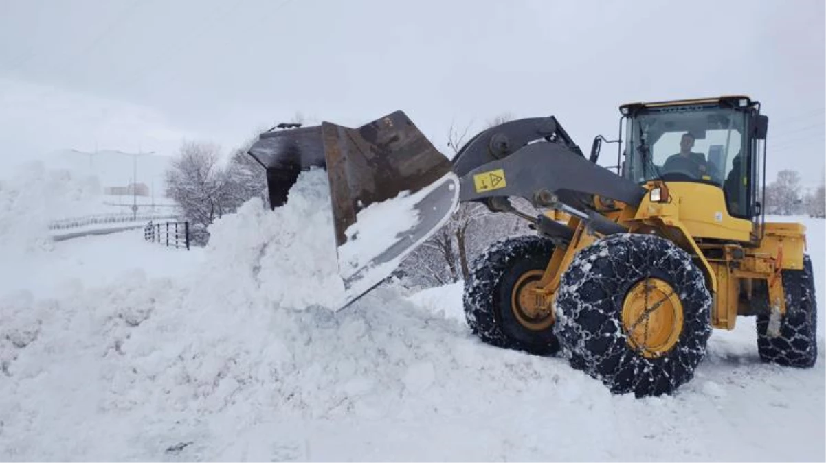 Kar yağışının etkisi altındaki Varto\'da, günde 1200 ton kar ilçe dışına taşınıyor
