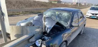 Kazada bariyerler otomobile ok gibi saplandı; sürücü ile eşi yaralandı