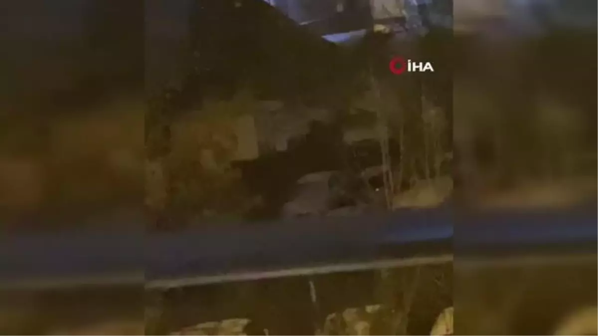 Küçükçekmece'de çatı kaplamasının uçtuğu anlar cep telefonu kamerasında