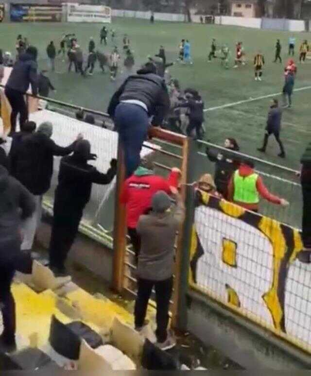 Maçın son düdüğüyle rakibine salladığı yumruk, futbol sahasını savaş alanına çevirdi Maçın son düdüğüyle rakibine salladığı yumruk, futbol sahasını savaş alanına çevirdi
