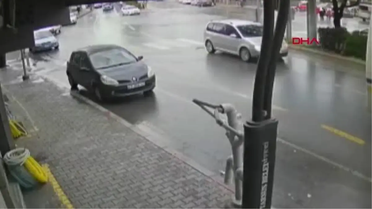 MOTOSİKLETLİ KURYENİN ÖLÜMDEN DÖNDÜĞÜ ANLAR KAMERADA