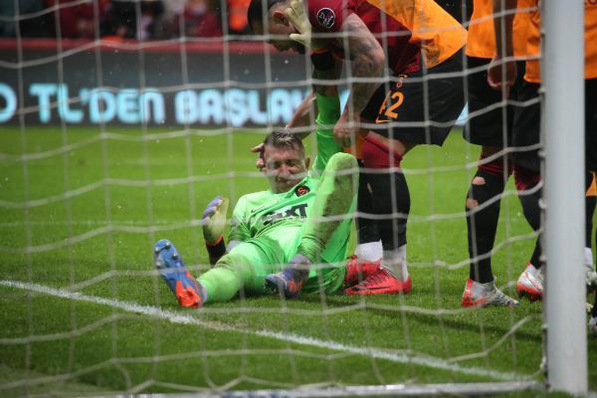 Muslera koltuk değnekleriyle stattan ayrıldı