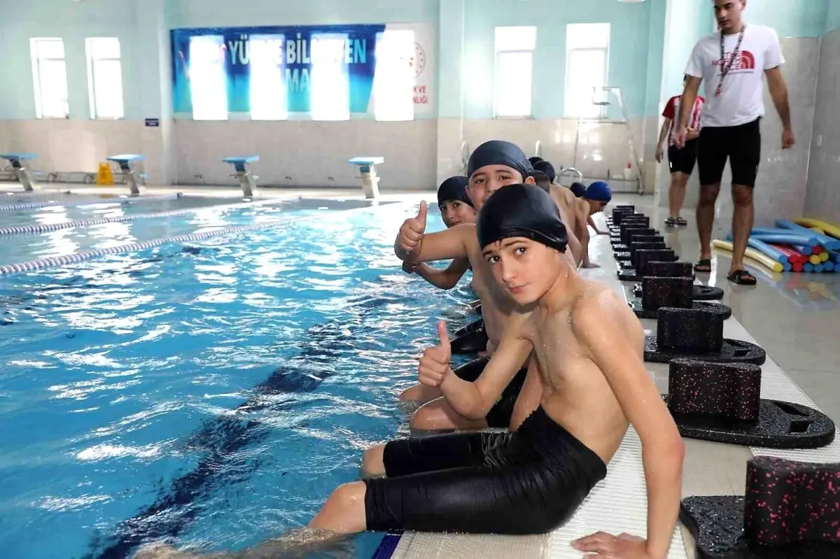 Patnos Yüzme Havuzu\'nda ilk kulaçlar atıldı