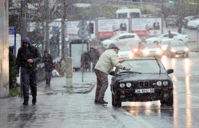 Peş peşe uyarıların yapıldığı İstanbul'daki beklenen kar yağışı başladı