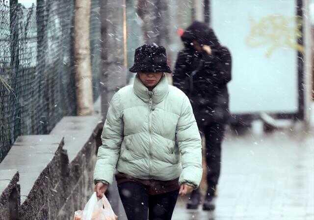 Peş peşe uyarıların yapıldığı İstanbul'daki beklenen kar yağışı başladı