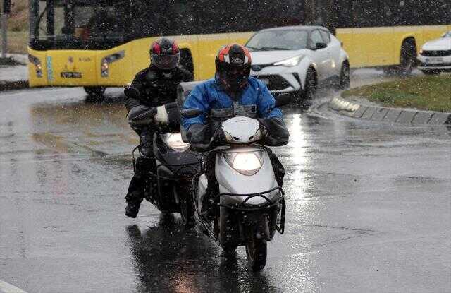 Peş peşe uyarıların yapıldığı İstanbul'daki beklenen kar yağışı başladı