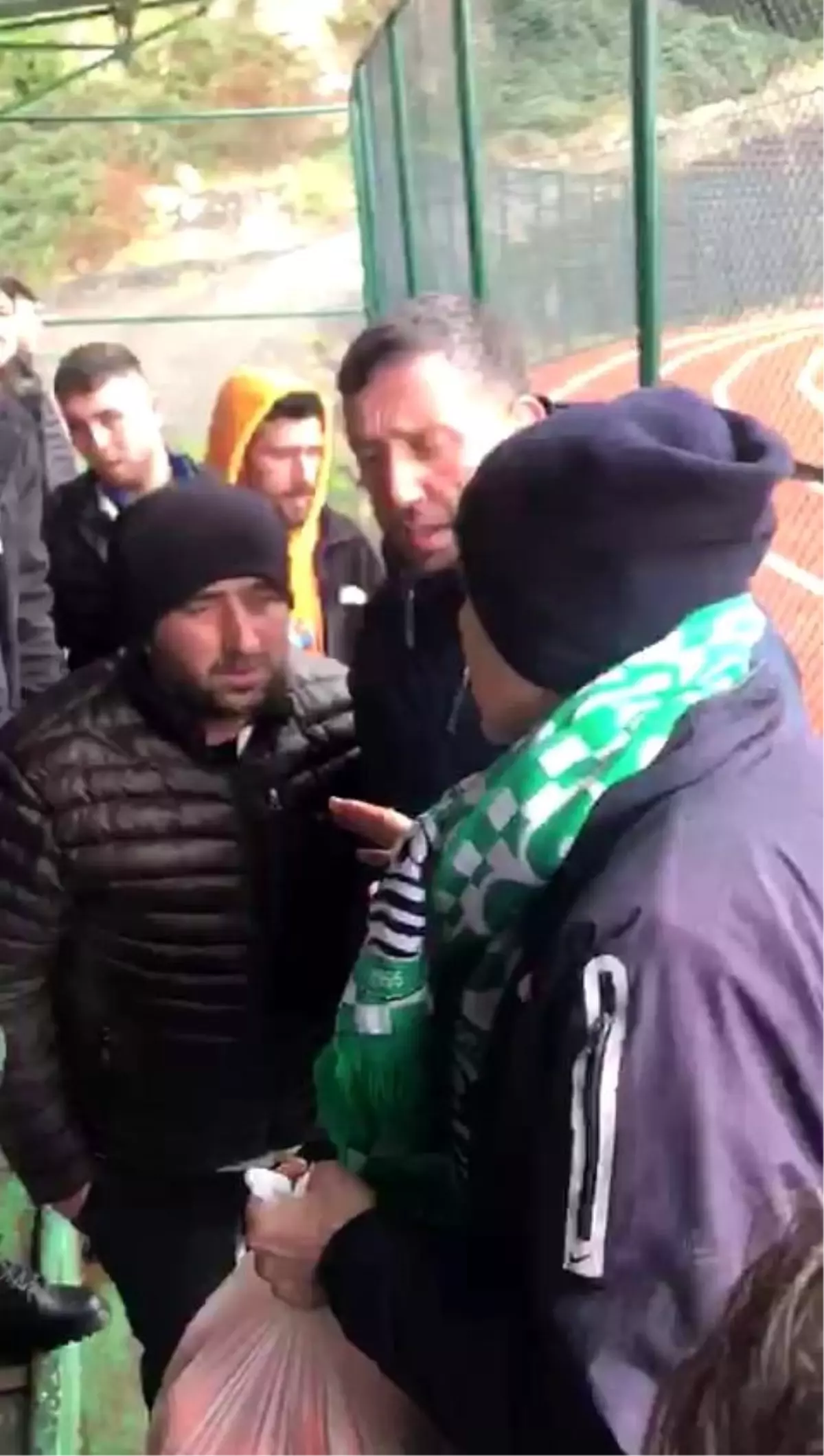 Rakip takımın taraftarına mandalina ikram ettiler