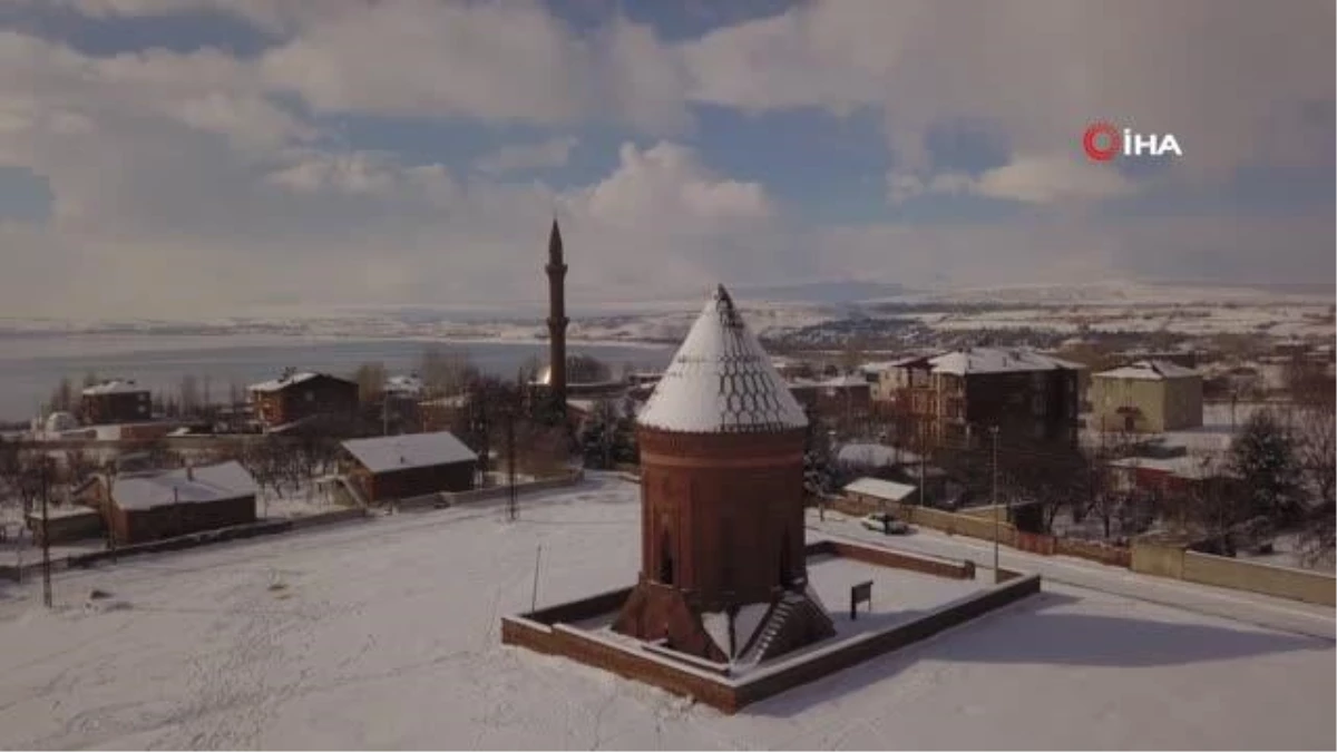 \'Sakin şehir\' Ahlat\'ın tarihi mekanlarından kartpostallık kar manzaraları