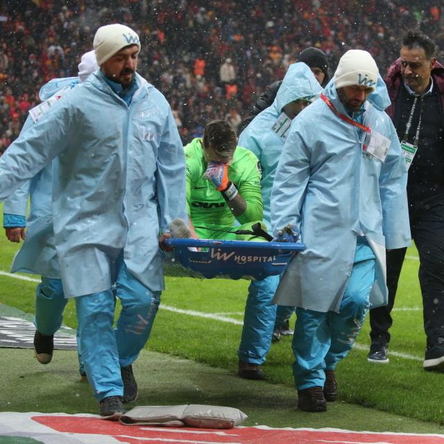 Şampiyonluk yolunda ağır darbe! Muslera, Trabzonspor maçında sahadan sedyeyle ayrıldı