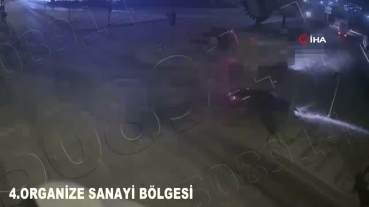 Hızla savrulan otomobilin altında kalmaktan son anda kurtuldular