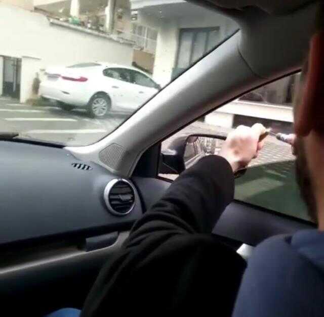 ŞEHİR MAGANDALARI, OTOMOBİLDEN YOL KENARINDA YÜRÜYEN ESKİCİYE TORPİL FIRLATTI