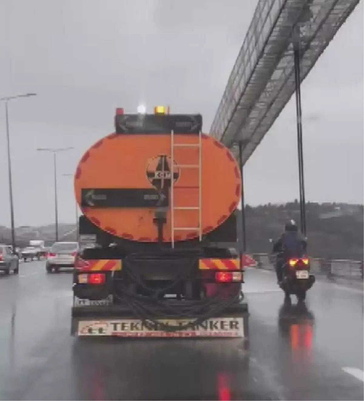 ŞİDDETLİ RÜZGARDA KÖPRÜDEN GEÇMEYE ÇALIŞAN MOTOSİKLETLİYE KALKAN OLDU