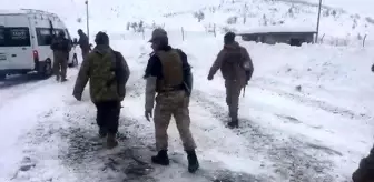 Siirt'te kar ve tipide mahsur kalan köy korucuları ve vatandaşlar ekiplerce kurtarıldı