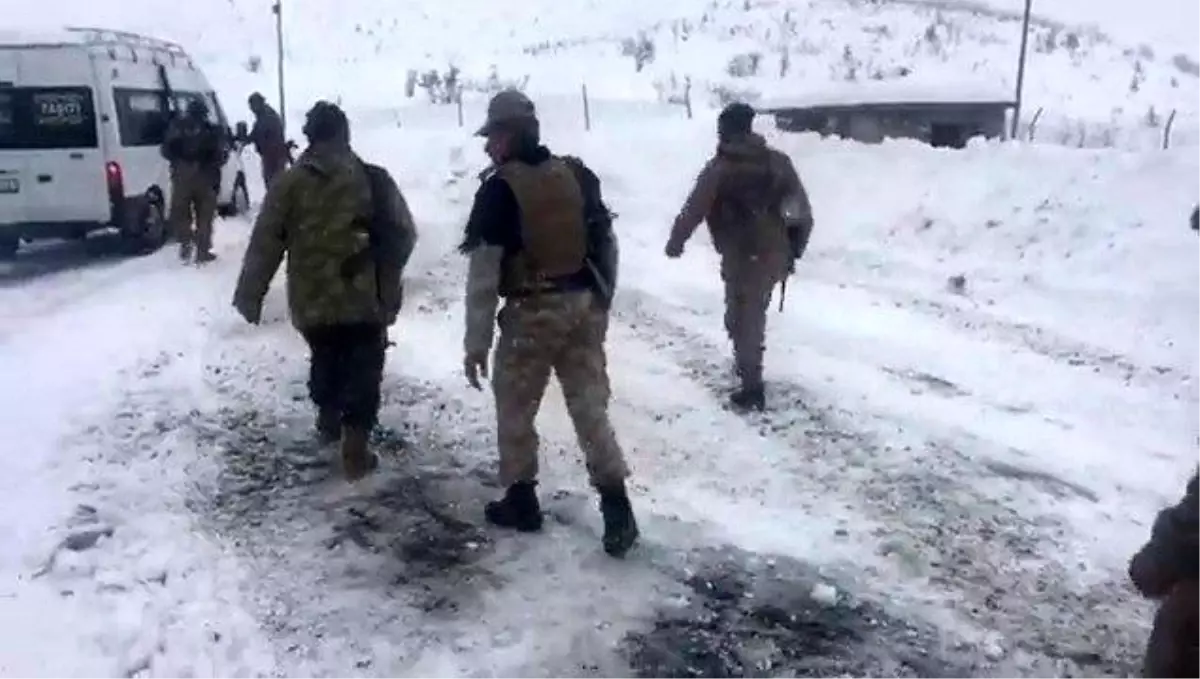 Siirt'te kar ve tipide mahsur kalan köy korucuları ve vatandaşlar ekiplerce kurtarıldı