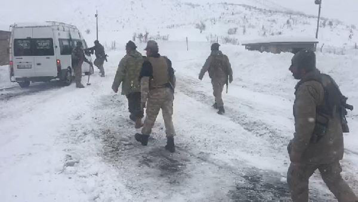Siirt\'te karda 4 minibüs ve 1 otomobilde mahsur kalan 40 kişi kurtarıldı