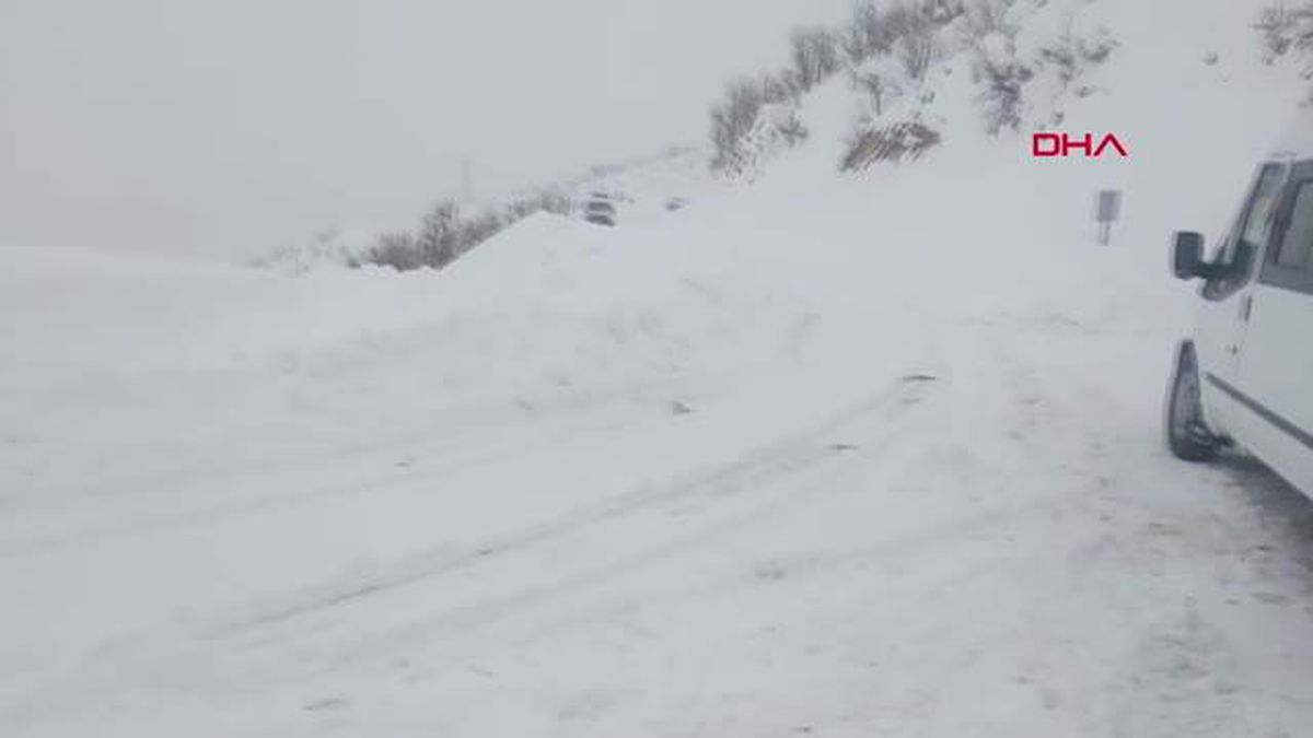 SİİRT'TE KARDA 4 MİNİBÜS VE 1 OTOMOBİLDE MAHSUR KALAN 40 KİŞİ KURTARILDI