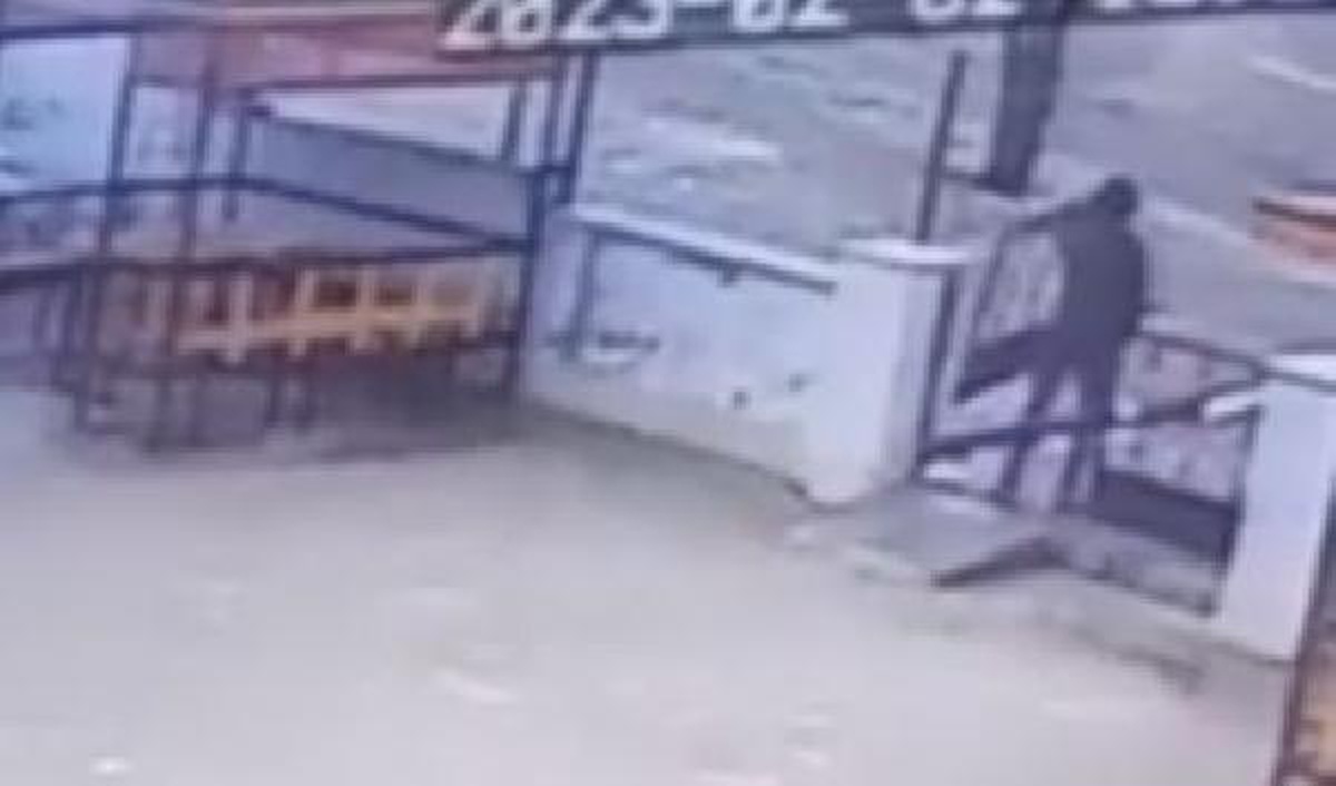 Sitenin demir kapısının çalınması kamerada