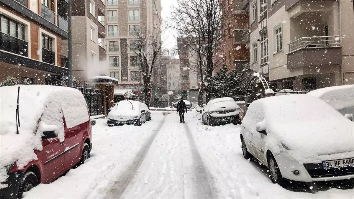 Son Dakika! İstanbul Valiliği\'nden kar uyarısı: Saat 17.00\'den itibaren zorunlu olmadıkça trafiğe çıkmayalım