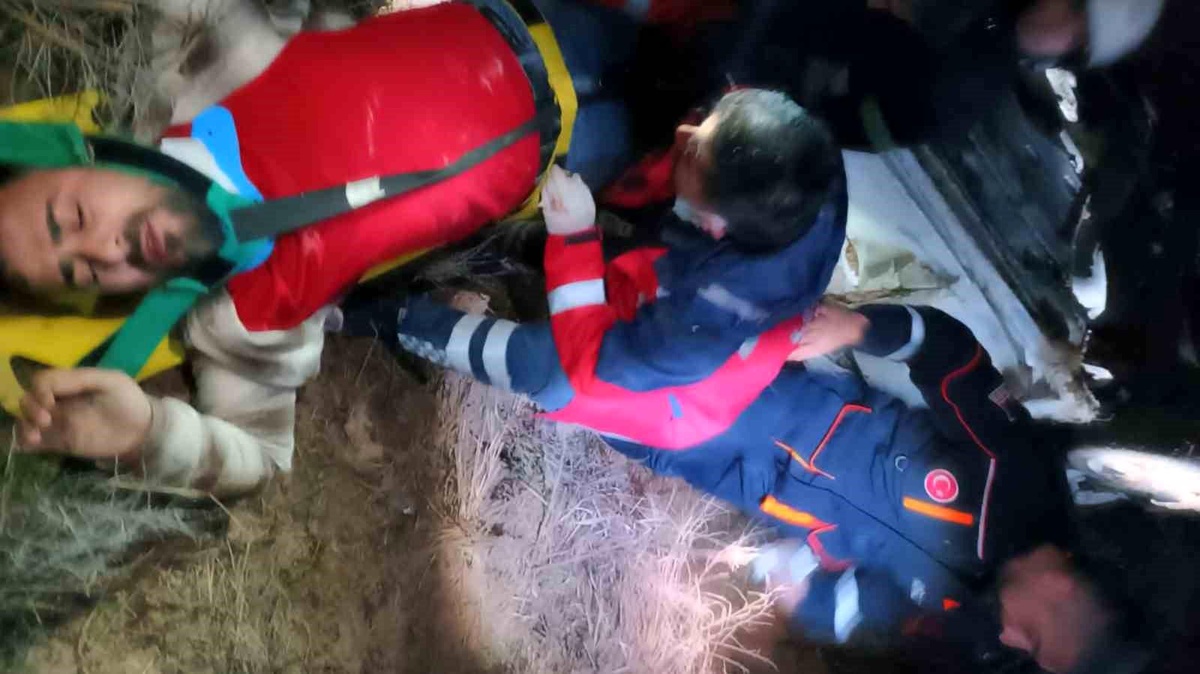Takla atan araçtan çıkan kız çocuğu yardım istedi: 4 yaralı