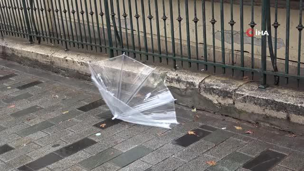 Taksim\'de kuvvetli rüzgar ile yağış vatandaşlara zor anlar yaşattı