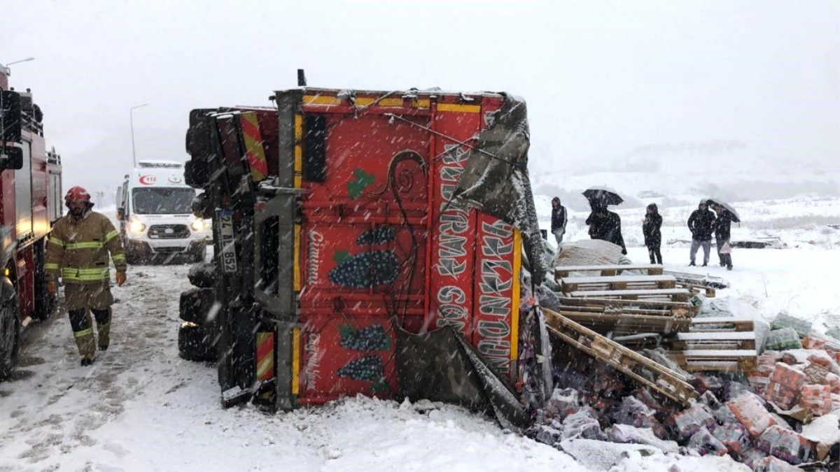 Tunceli\'de tır özel otomobilin üzerine devrildi: 2 yaralı