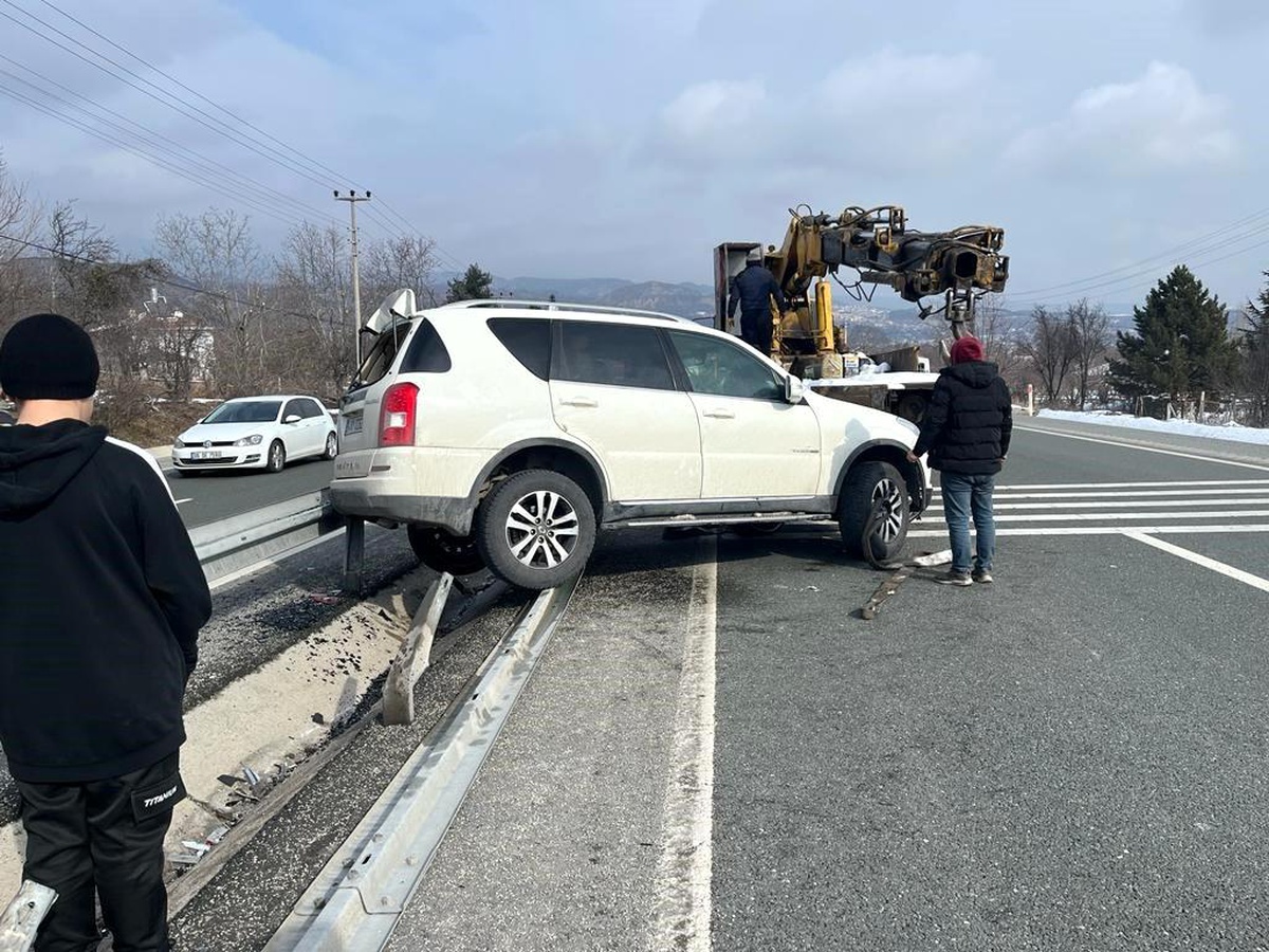 Yoldan çıkan cip bariyerlere çarptı: 2 yaralı