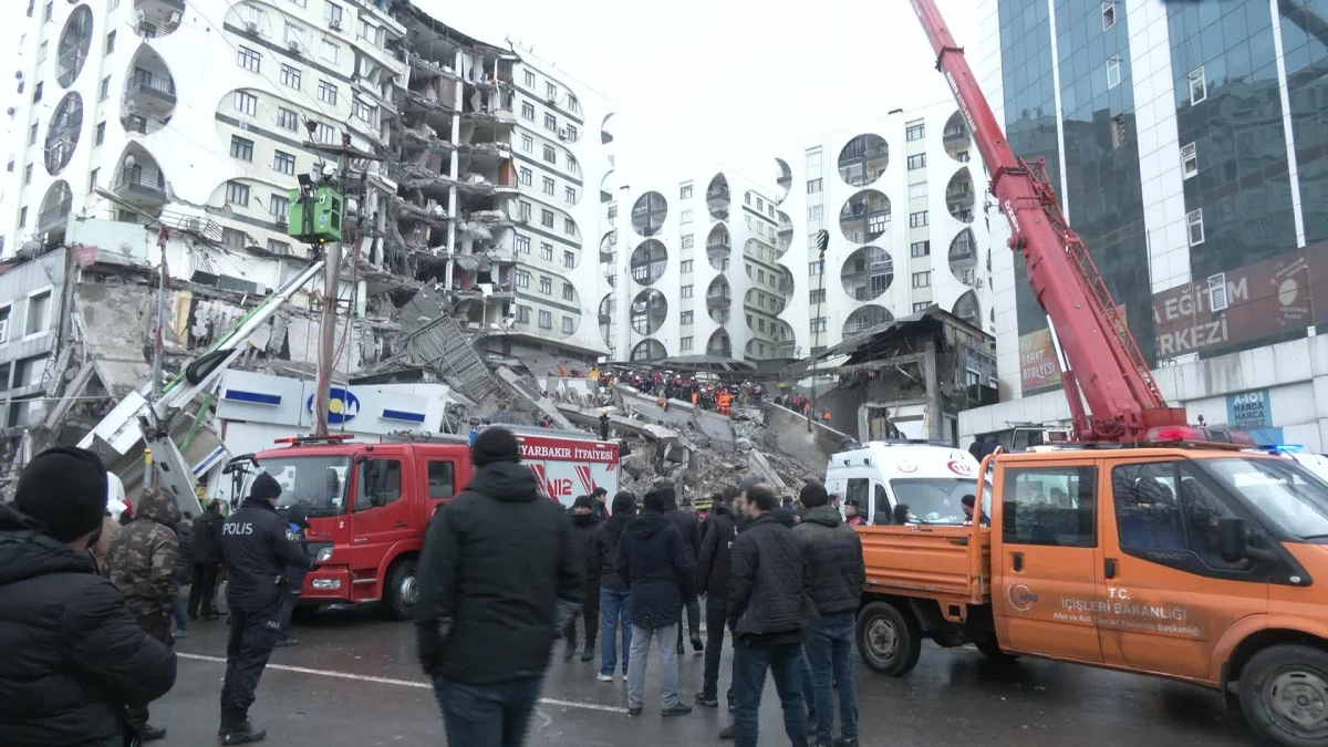 7,4 Büyüklüğünde Deprem 10 İli Vurdu... Diyarbakır\'da Arama Kurtarma Çalışmaları Sürüyor