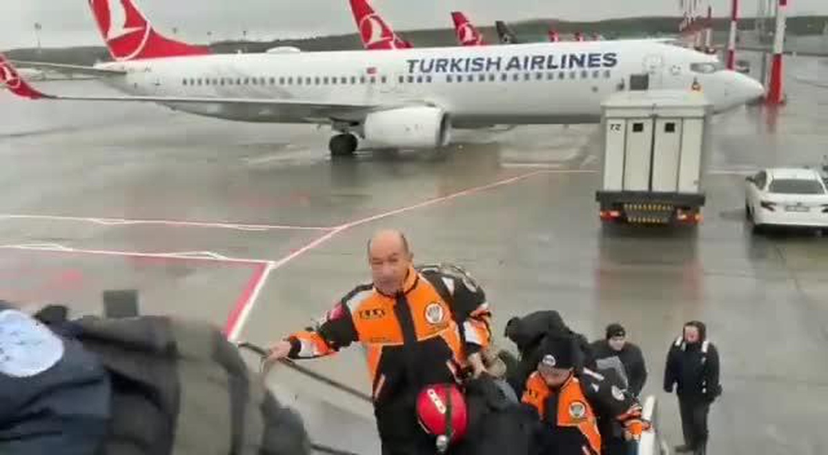 Arama kurtarma ekiplerini taşıyan ilk uçaklar deprem bölgesine havalandı