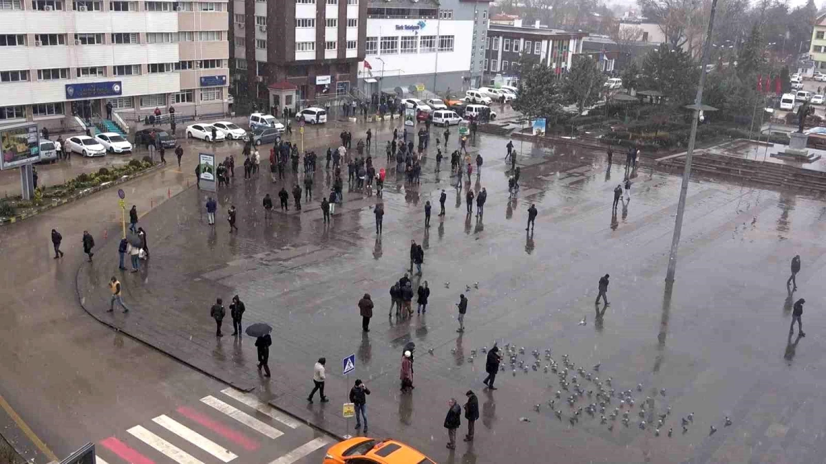 7,6\'lık deprem Kırıkkale\'de hissedildi: Vatandaşların meydana toplanma anı kamerada
