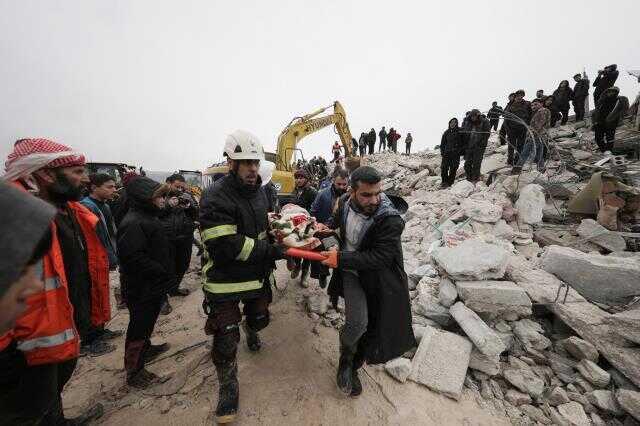 7.7'lik deprem Suriye'de de büyük yıkıma neden oldu: 810 kişi hayatını kaybetti, yüzlerce yaralı var 7.7'lik deprem Suriye'de de büyük yıkıma neden oldu: 810 kişi hayatını kaybetti, yüzlerce yaralı var