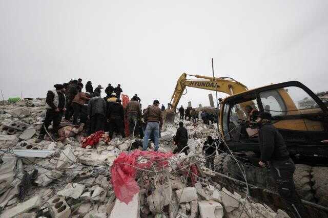 7.7'lik deprem Suriye'de de büyük yıkıma neden oldu: 810 kişi hayatını kaybetti, yüzlerce yaralı var 7.7'lik deprem Suriye'de de büyük yıkıma neden oldu: 810 kişi hayatını kaybetti, yüzlerce yaralı var
