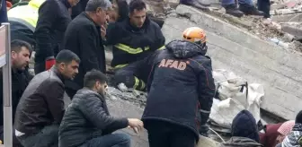 Depremde yıkılan 9 katlı apartmanın enkazında arama çalışmaları devam ediyor