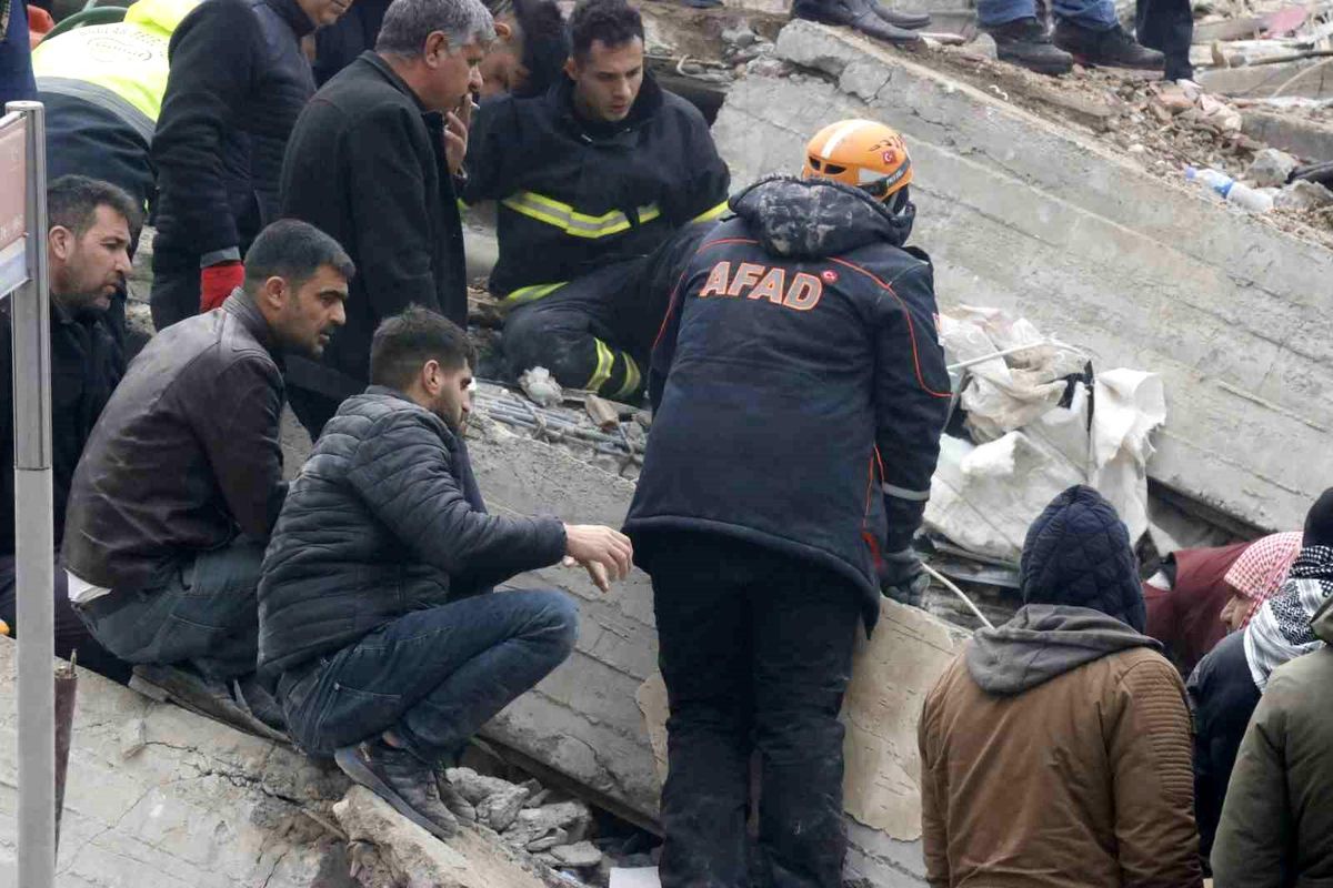 Depremde yıkılan 9 katlı apartmanın enkazında arama çalışmaları devam ediyor