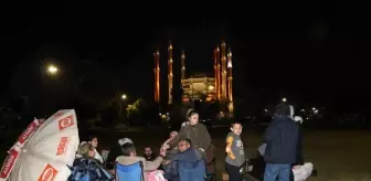 Adana'da vatandaşlar geceyi park ve bahçelerde geçiriyor