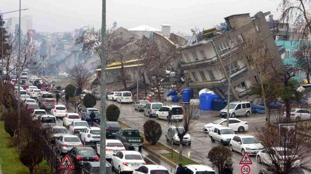 Adıyaman'da 7.7'lik depremin ardından artçı deprem binaları böyle salladı
