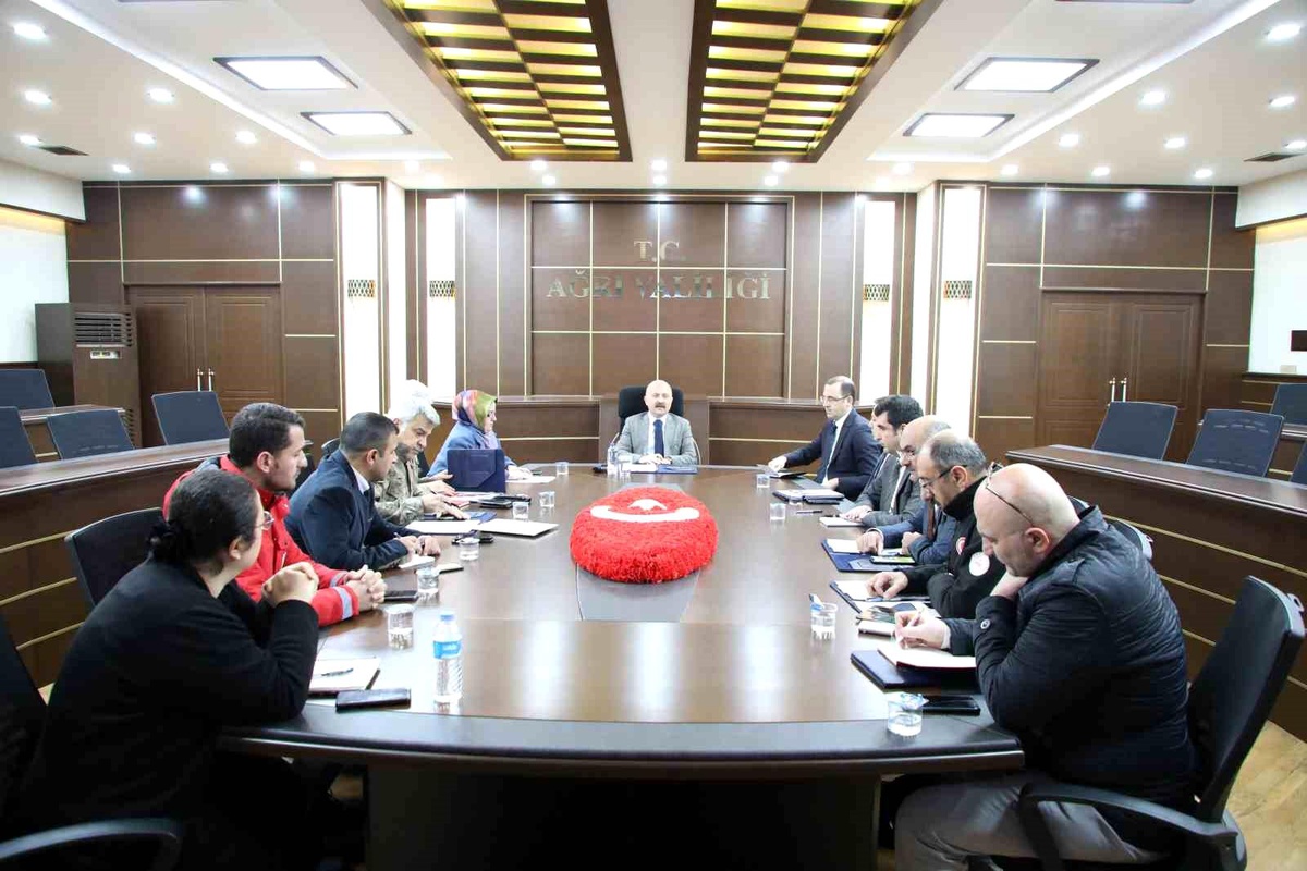 Ağrı\'dan deprem bölgesine yardım ekipleri yola çıktı