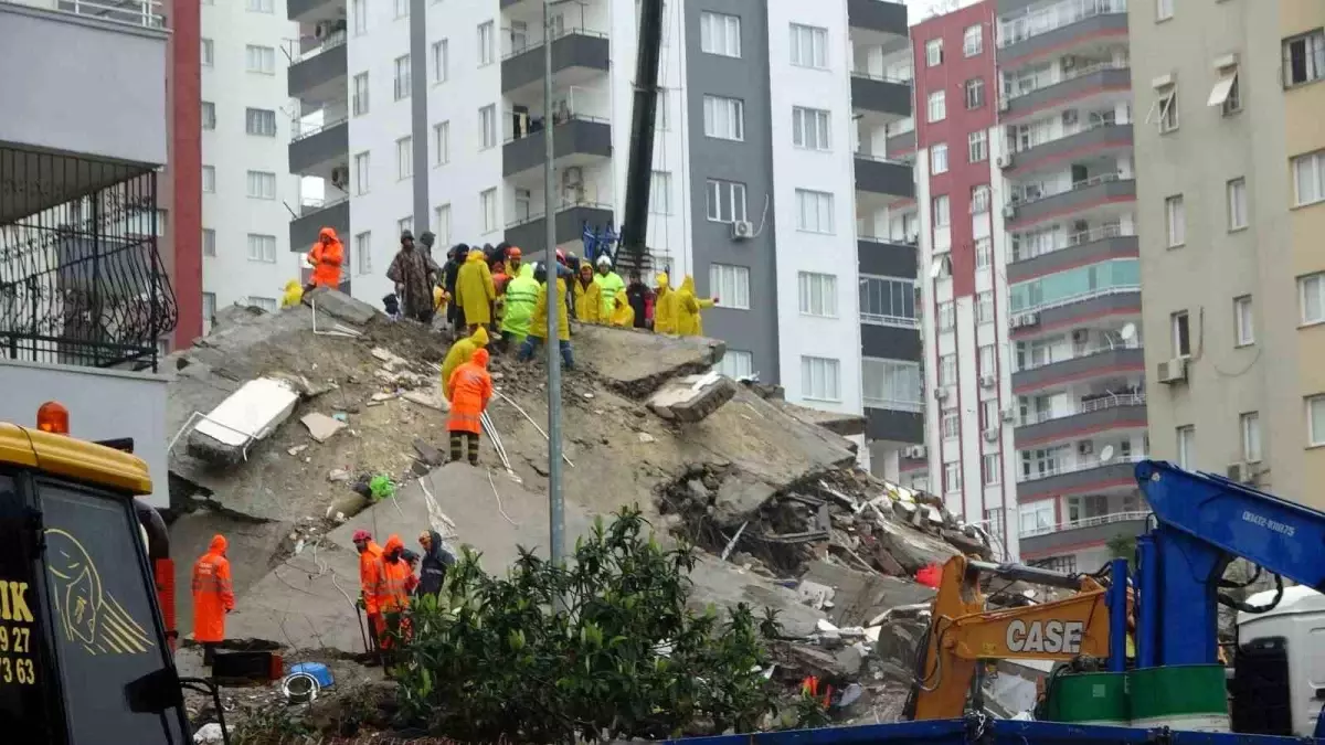 Aileler enkaz altından gelecek güzel bir haberi gözyaşları ile bekliyor