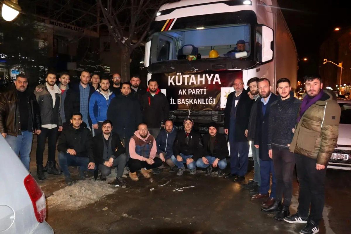 AK Parti Kütahya İl Başkanlığı, Hatay\'a malzeme ve erzak yüklü 2 tır gönderdi