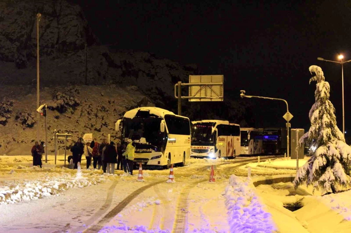 Antalya-Konya Kara Yolu\'nda yüzlerce araç yolun açılmasını bekliyor