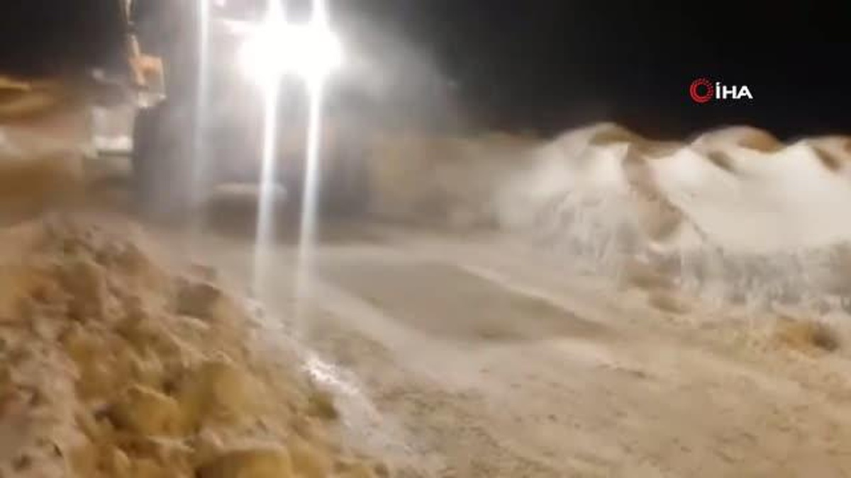 Ardahan\'da kar yağışı nedeniyle 13 köy yolu ulaşıma kapandı