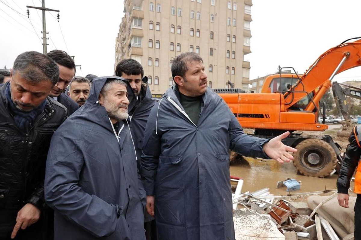 Bakan Nebati, Şanlıurfa\'da arama kurtarma faaliyetleri ve yardım malzemesi sevkinin devam ettiğini bildirdi