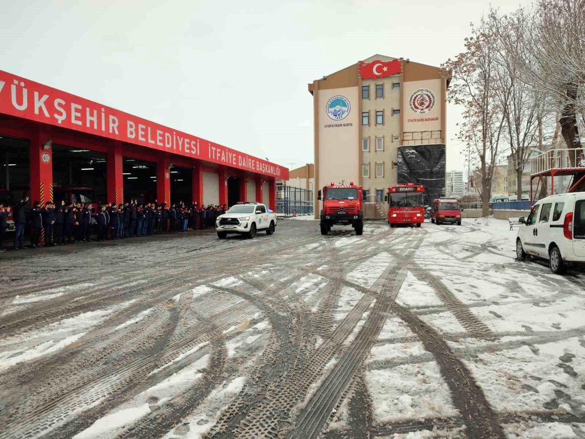 Başkan Büyükkılıç: "25 araç ve 34 personel, deprem bölgesine yola çıktı"