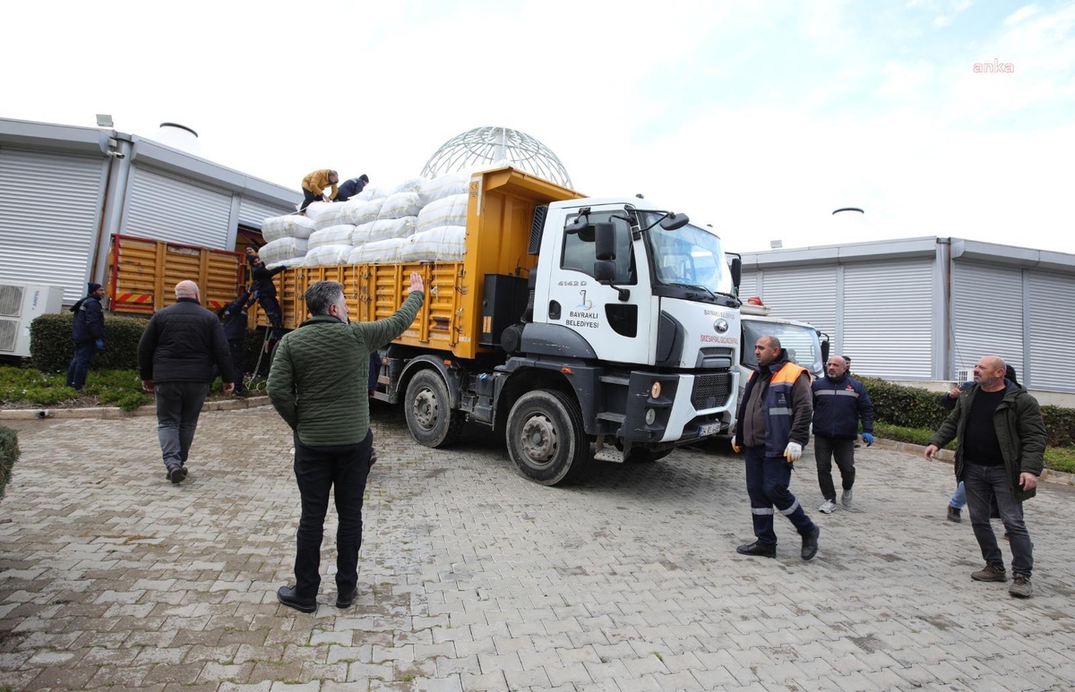 Bayraklı Belediyesi\'nin Yardım Kamyonları Deprem Bölgesine Doğru Yola Çıktı