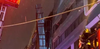 Beyoğlu'nda şiddetli rüzgar nedeniyle çelik saclarla kaplı olan dış cephe yerinden koptu