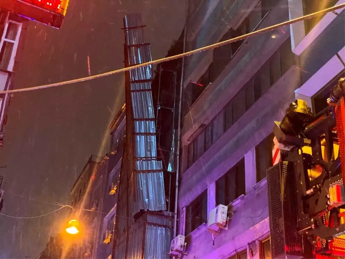 Beyoğlu'nda şiddetli rüzgar nedeniyle çelik saclarla kaplı olan dış cephe yerinden koptu