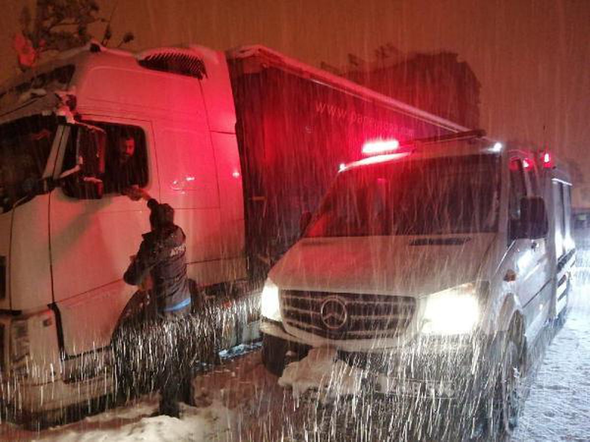 Bingöl\'de kar nedeniyle kapanan yolda mahsur kalanlara kumanya ulaştırıldı