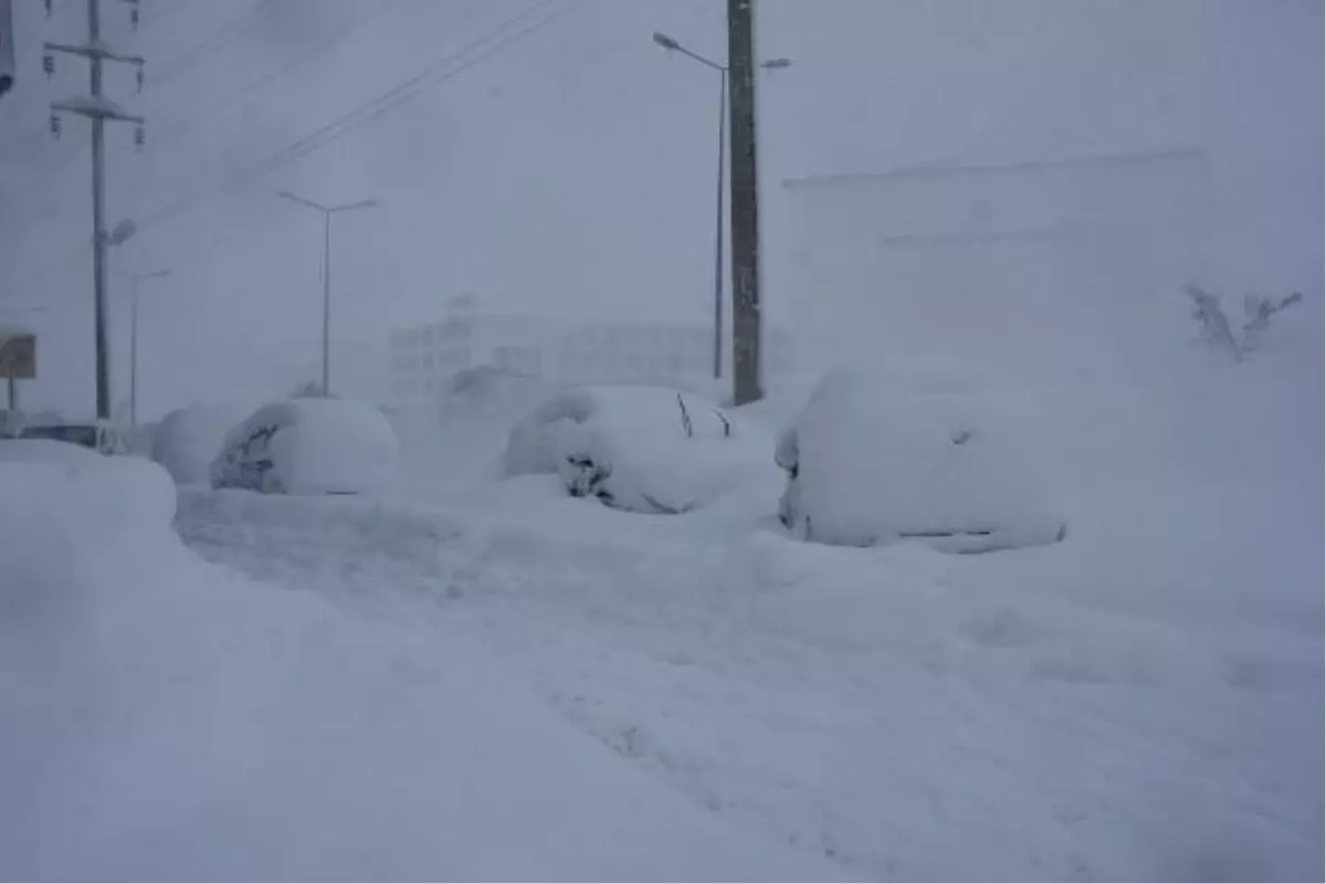 BİTLİS\'TE OKULLAR 3 GÜN TATİL EDİLDİ; ARAÇLAR YOLDA KALDI