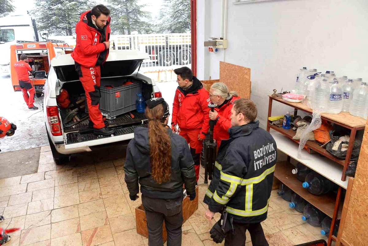 Bozüyük Belediyesi\'nden depremzedelere yardım eli