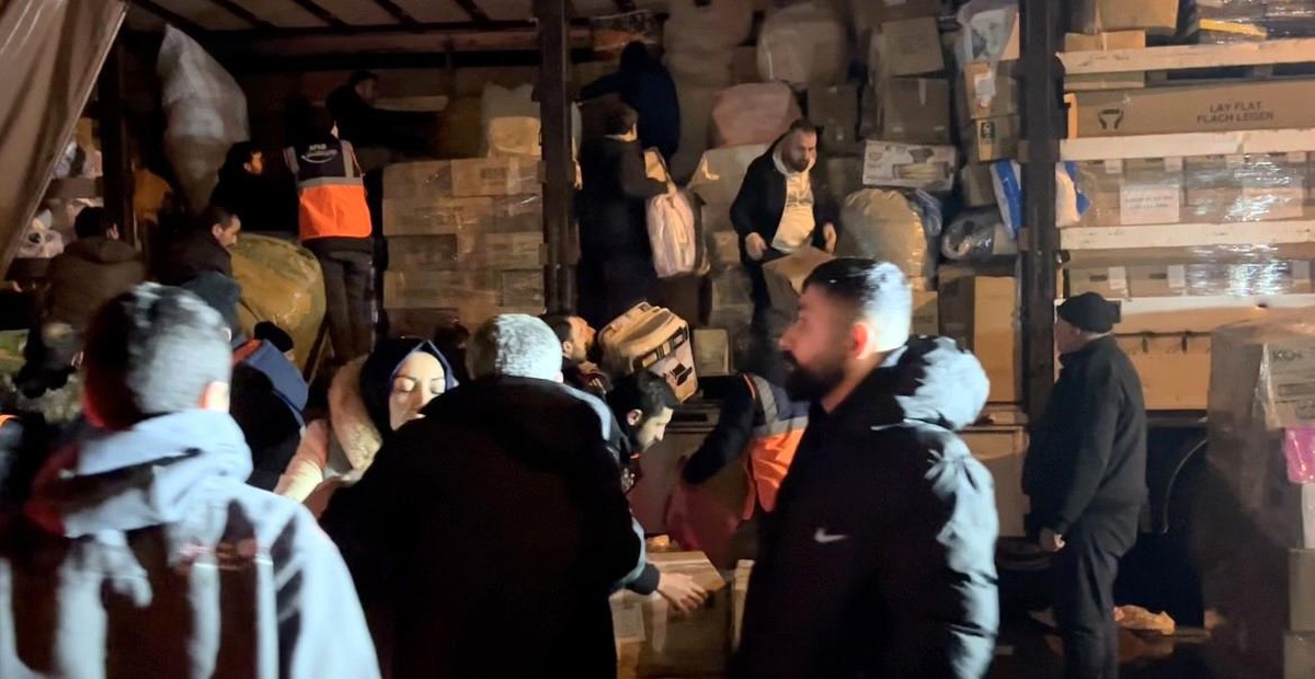 Bursa\'da vatandaşlar depremzedeler için yardıma koştu